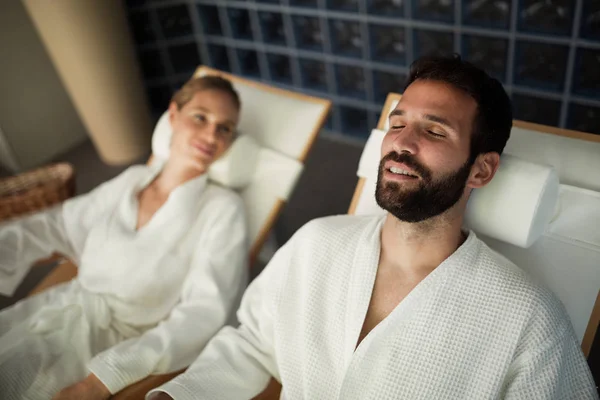 Couple relaxant au centre spa — Photo