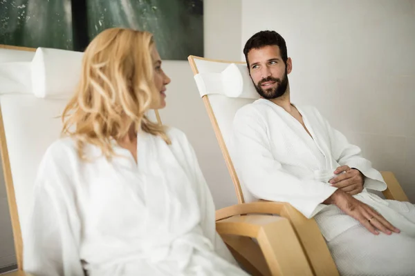 Nő és férfi pihentető wellness-központ — Stock Fotó