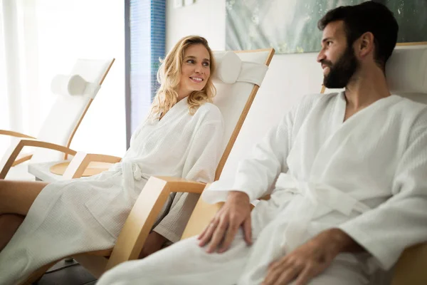 Mujer y hombre relajarse en el centro de spa —  Fotos de Stock