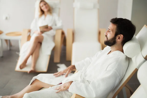 Femme et bel homme relaxant dans le centre de spa — Photo