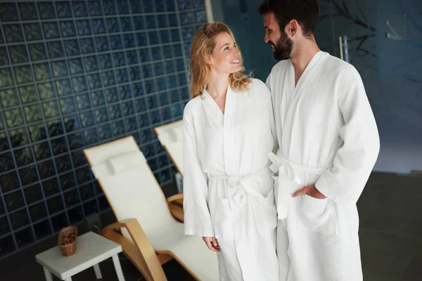 Mujer y hombre guapo en el centro de spa —  Fotos de Stock