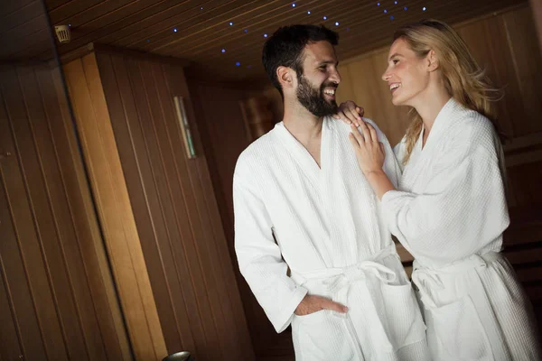 Mujer y hombre guapo en el centro de spa —  Fotos de Stock