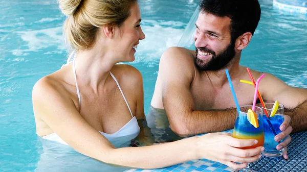 Pareja relajándose en la piscina — Foto de Stock