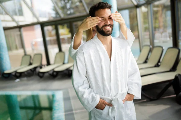 Casal alegre relaxante no centro de spa — Fotografia de Stock