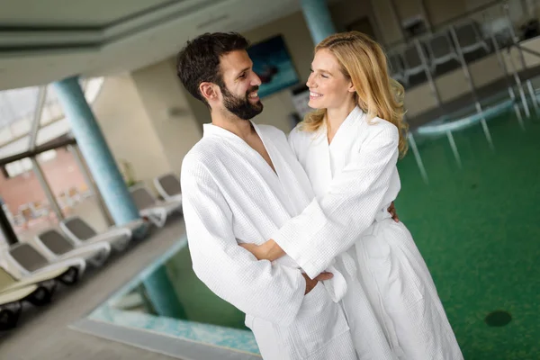 Casal alegre relaxante no centro de spa — Fotografia de Stock