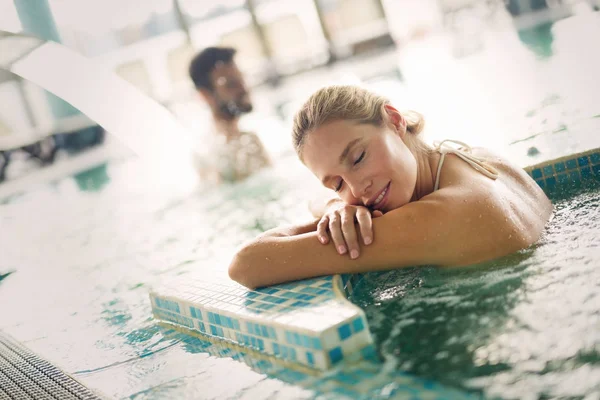 Mujer atractiva disfrutando del tiempo en la piscina — Foto de Stock