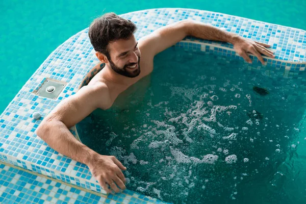Uomo godendo di trascorrere del tempo in vasca idromassaggio — Foto Stock