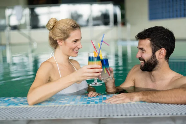 Lyckligt par avkopplande i poolen — Stockfoto