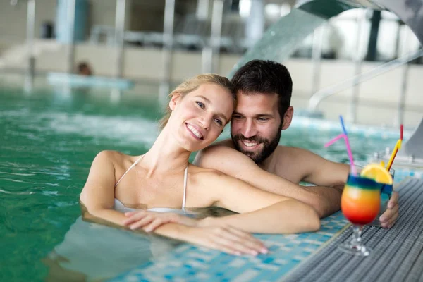 Casal feliz relaxante na piscina — Fotografia de Stock