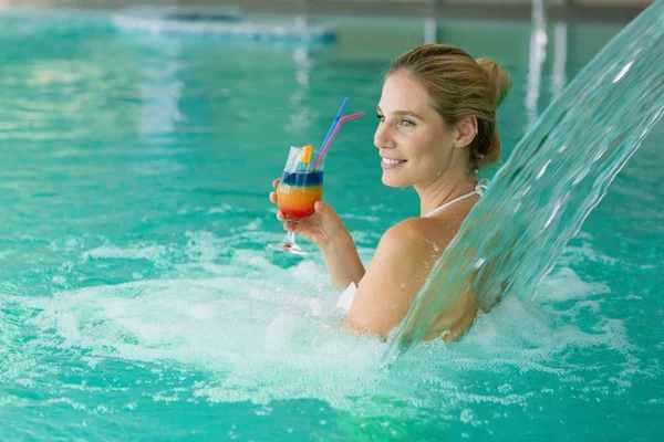 Mulher atraente aproveitando o tempo na piscina — Fotografia de Stock