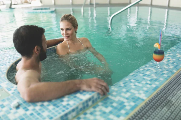 Lyckligt par avkopplande i poolen — Stockfoto