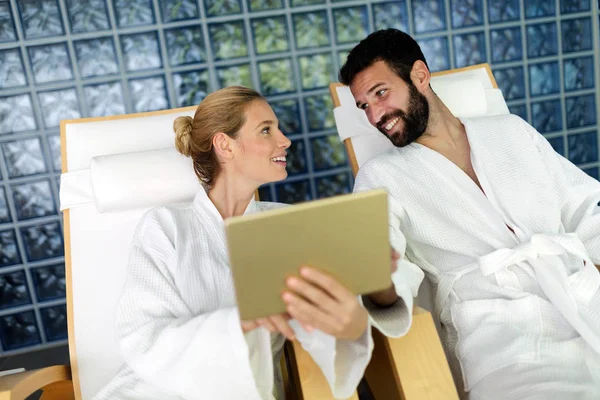 Homme et belle femme relaxant dans le spa — Photo