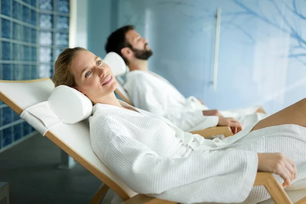 Hombre y mujer hermosa relajarse en el spa —  Fotos de Stock