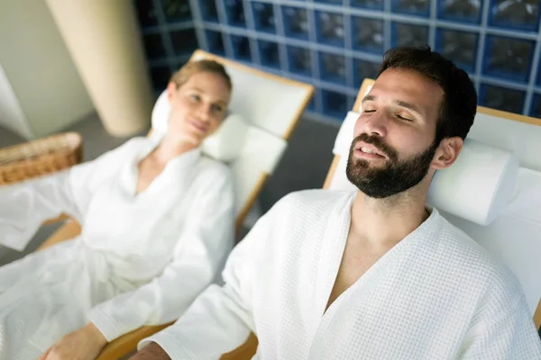 Homme et belle femme relaxant dans le spa — Photo