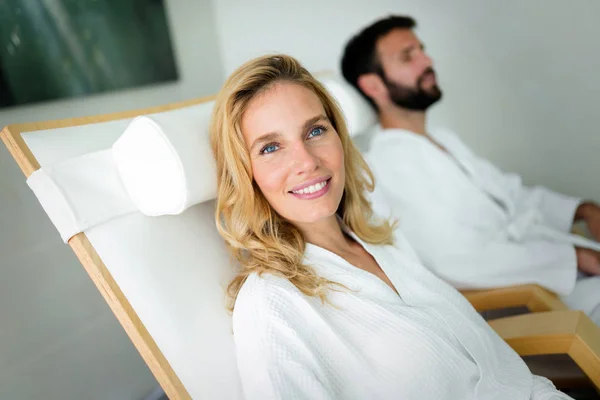 Mujer con hombre guapo relajarse en el spa — Foto de Stock