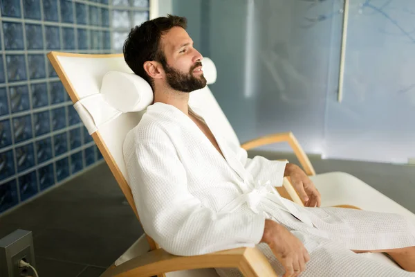 Homem relaxante na cadeira no centro de spa — Fotografia de Stock