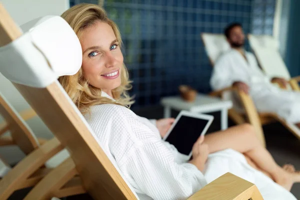 Femme se détendre et utiliser une tablette dans le spa — Photo
