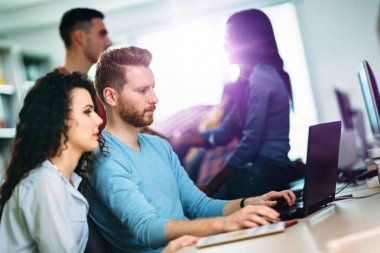 Yazılım mühendis çalışıyor 