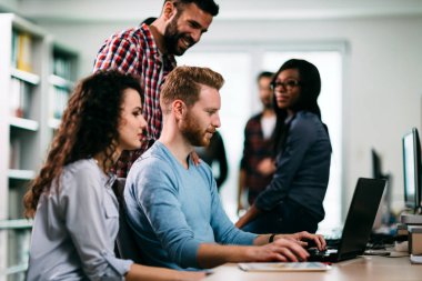 geliştirme yazılım şirkette çalışan programcılar