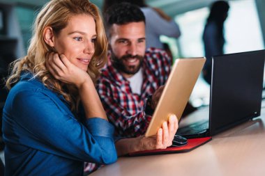 Dijital tablet kullanarak genç yazılım mühendisleri portresi