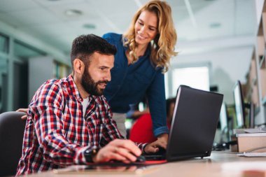 Projede çalışan ve şirket içinde programlama genç yazılım mühendisleri