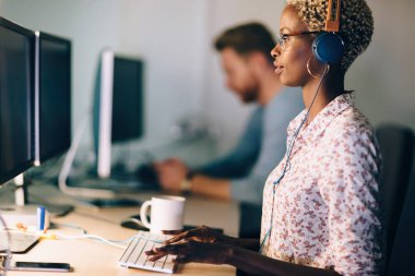  ofiste çalışan yazılım Tasarımcısı