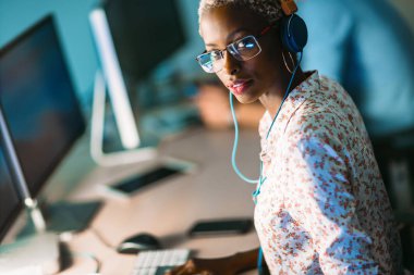  ofiste çalışan yazılım Tasarımcısı