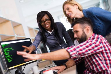 Projede çalışan ve şirket içinde programlama genç yazılım mühendisleri