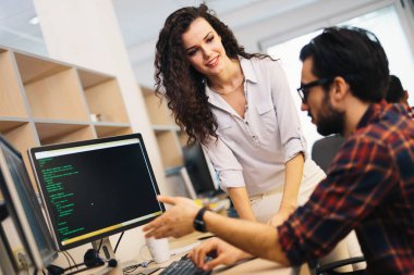 Projede çalışan yazılım mühendisleri 