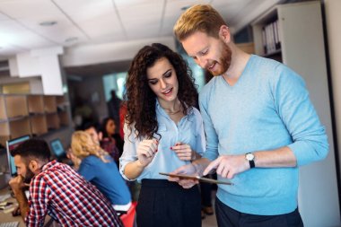 Dijital tablet kullanarak yazılım mühendisleri portresi