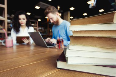 Kitapçıda okuyan öğrenciler portresi