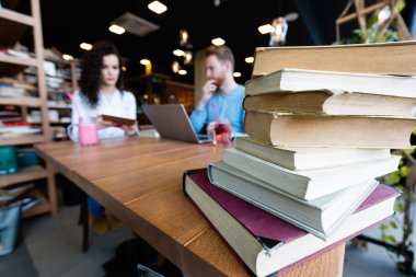 Kitapçıda okuyan öğrenciler portresi