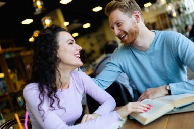 kahve dükkanında vakit öğrenciler