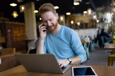 Telefon görüşmesi kafede olan genç adam