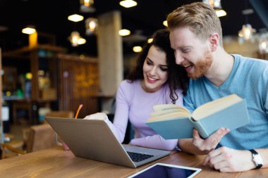 kahve dükkanında vakit öğrenciler