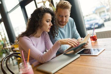 öğrencilerin kitap okuma ve konuşma