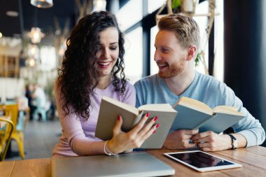 kahve dükkanında vakit öğrenciler