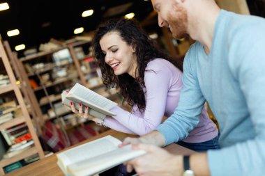 kahve dükkanında vakit öğrenciler