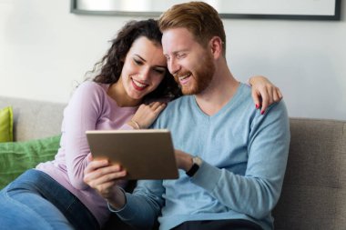 genç bir çift dijital tablet kullanma 
