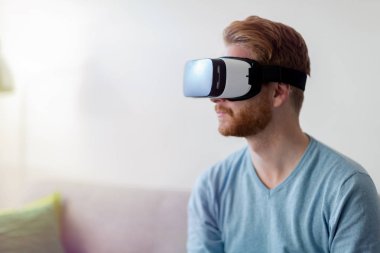 Sanal gerçeklik kulaklığı takan adam.