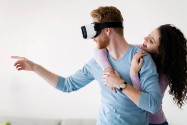  Çift çalışırken sanal gerçeklik kulaklık