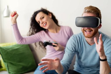 Video oyunu oynayan genç çift