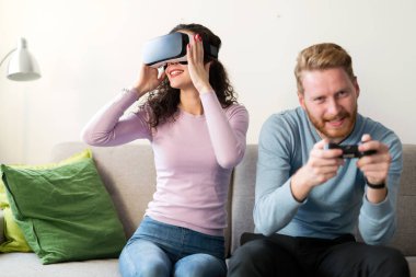 Video oyunu oynayan genç çift