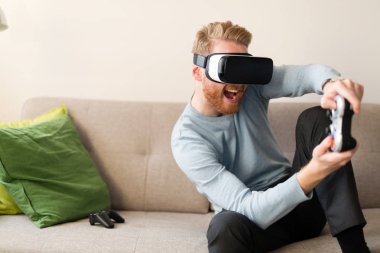 Yakışıklı adam video oyunları oynarken