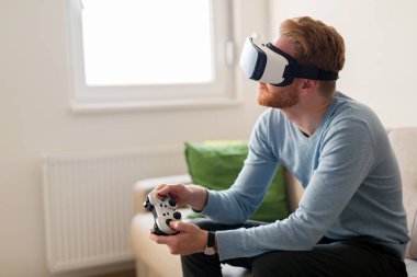 Yakışıklı adam video oyunları oynarken