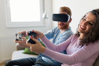 Video oyunu oynayan genç çift