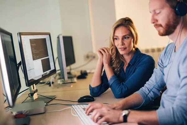 Software-Ingenieure arbeiten an Projekt — Stockfoto