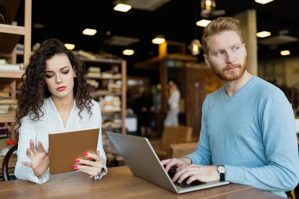 Couple spending time  working on laptop — Stock Photo, Image