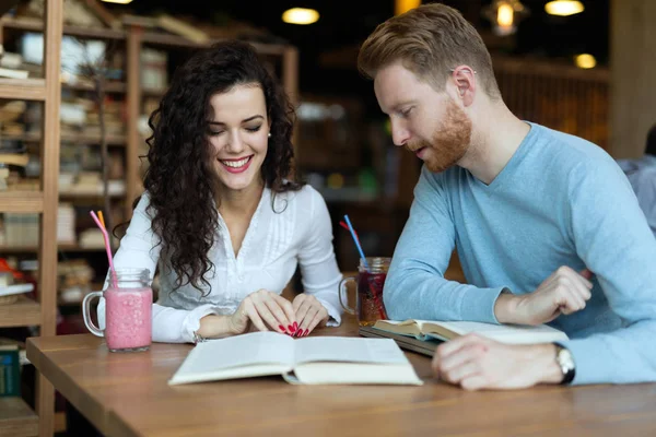 Studenti che trascorrono del tempo in caffetteria — Foto Stock