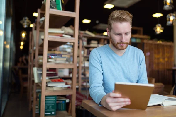 Jongeman met digitale tablet — Stockfoto